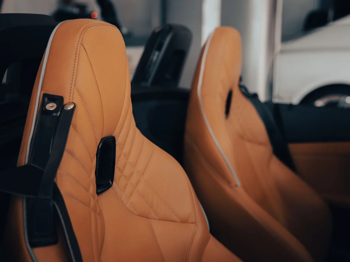 Sièges en cuir camel aux surpiqûres soignées