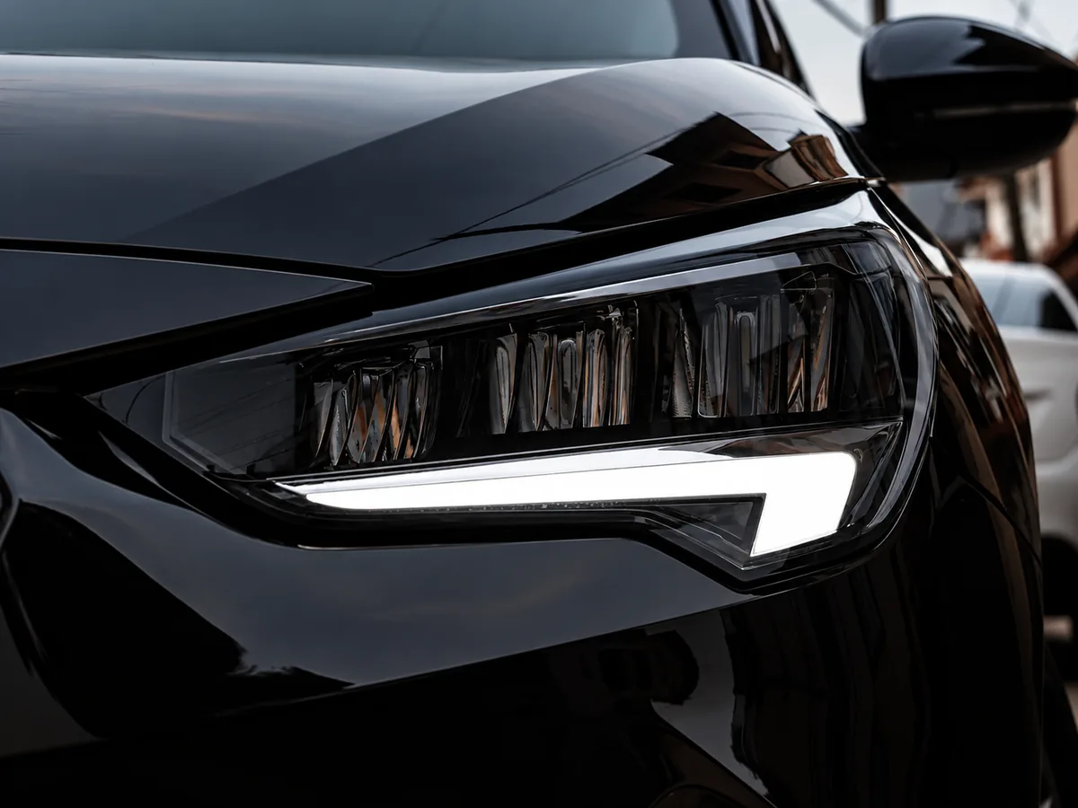 Optique avant fumé d'une voiture noire