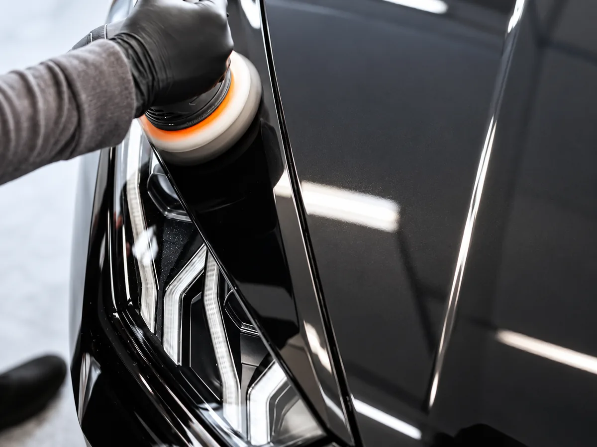 Polissage d'une carrosserie noire à la machine